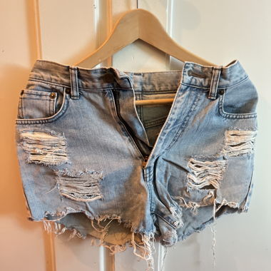 Short en denim bleu clair usé