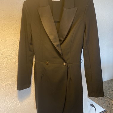 Blazer Dixie noir et une robe aussi 