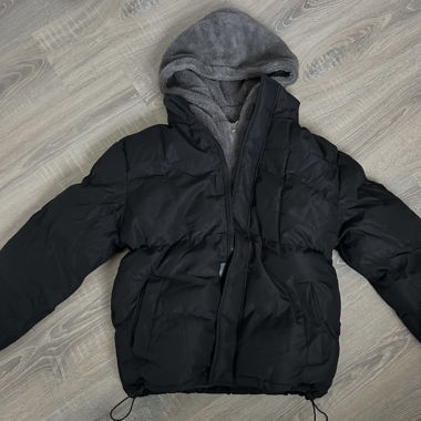 Schwarze Winterjacke