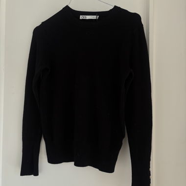 Longsleeve nero con bottoni sulle maniche
