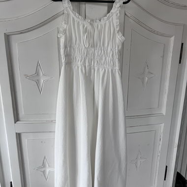 Abito estivo bianco con balze