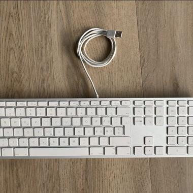 White wired keyboard with numeric keypad