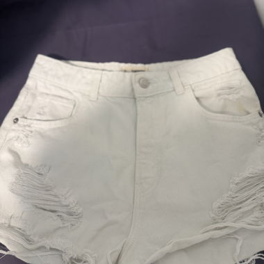 Weisse zerrissene Jeans-Shorts