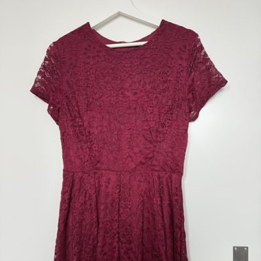 Weinrotes Spitzenkleid