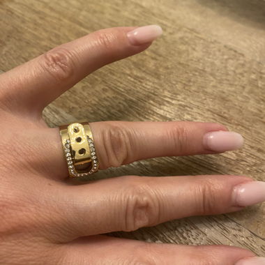 Bague dorée ornée de pierres