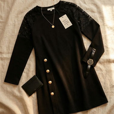 Robe noire avec dentelle épaule / M
