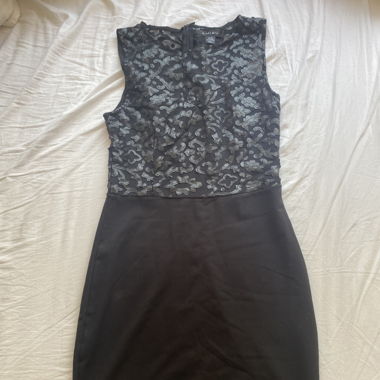 Schwarzes Kleid