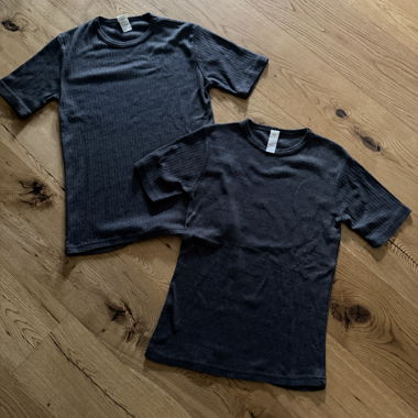 2er Set dunkle T-Shirts
