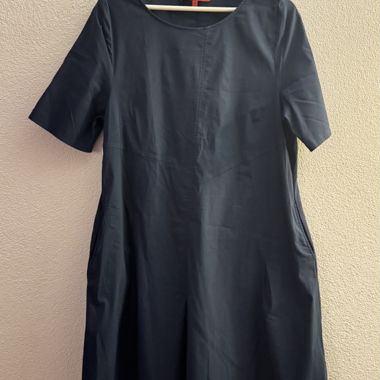 Dunkelblaues Vetono Kleid mit Taschen