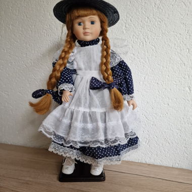 Poupée en porcelaine