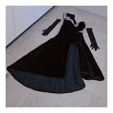 Robe noire ornée de strass