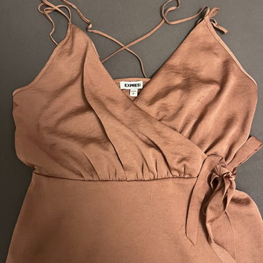 Top in raso elegante di Express