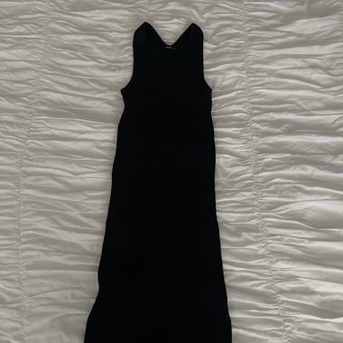 Schwarzes Strick-Midikleid – Cut-Out Rücken