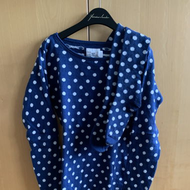 Gepunkteter, dunkelblauer Pullover 