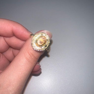 Anello dorato con pietra gialla