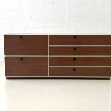 Credenza con ante a ribalta magnetiche, anni ’70