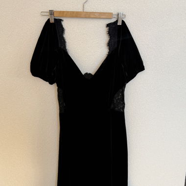 Robe noire en velours et dentelle