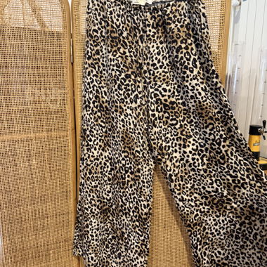 Pantalon fluide léopard Bershka