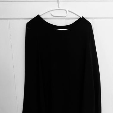 Schwarze Bluse mit transparenten Ärmeln von Guess