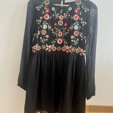 Abito nero ricamato Zara