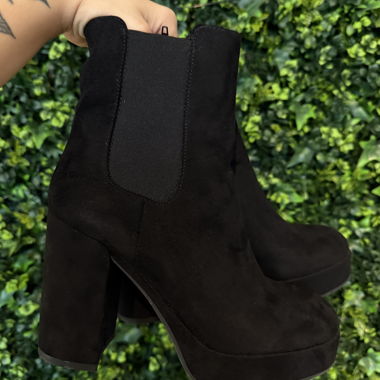 Catwalk heels velvet look