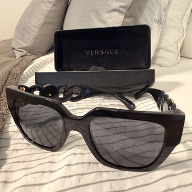 Occhiali da sole Versace con custodia