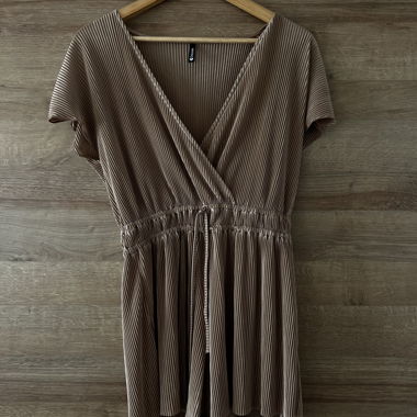 Short pleated women’s jumpsuit