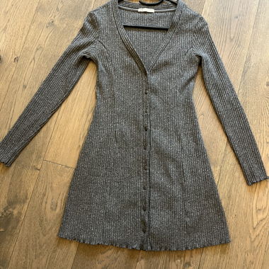 Graues Strickkleid mit Knopfleiste