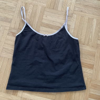 Top nero con fiocco rosa 