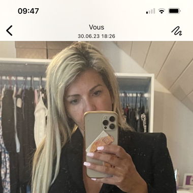 Blazer noir court avec bouton doré 
