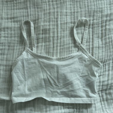 Top corto bianco con spalline