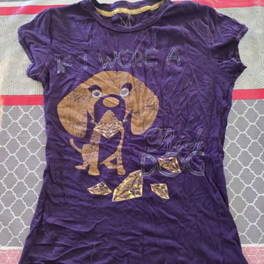 Violette T-Shirt mit Hund
