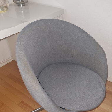 Grauer Sessel für Homeoffice