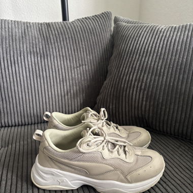 Beige Puma Sneaker