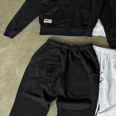Noneofus Trackie in nero Zipper/Open leg 