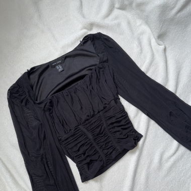 Top noir décolleté en mesh 