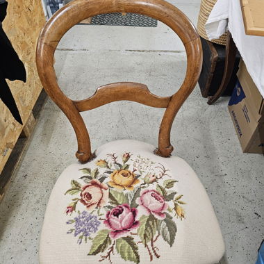 Chaise vintage avec assise brodée fleurs