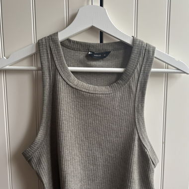Grünes Top