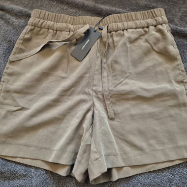 Beige Shorts mit Elastikbund