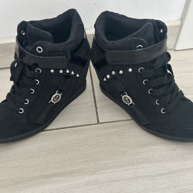 Stivaletti con zeppa GUESS neri