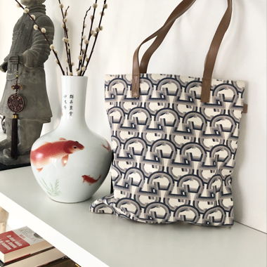 AIGNER Logomania Blau-Ecru Tote Bag