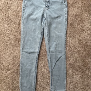 Hellblaue Skinny-Jeans