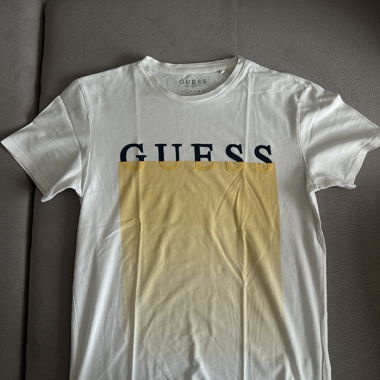 T-shirt bianca Guess con stampa gialla