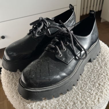 Chaussures noires à lacets style chunky
