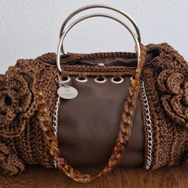 Borsa a tracolla marrone all’uncinetto