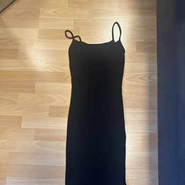 Schwarzes Basic-Midikleid