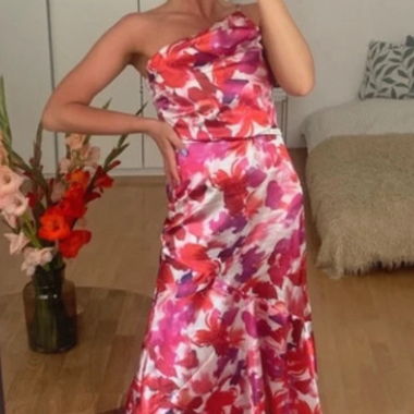 Robe satin mariage Showpo XS