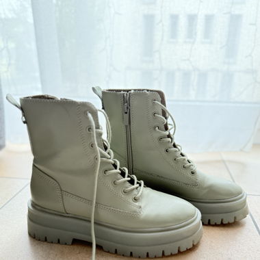 Stradivarius- lace up flat ankle boots 