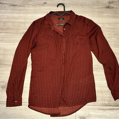 Chemise rouge à motif 