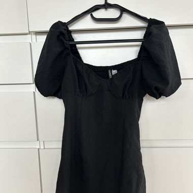 Schwarzes Kleid mit Puffärmeln